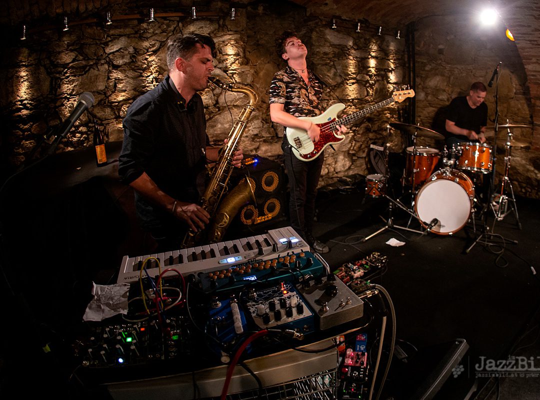 The Kandinsky Effect (F)